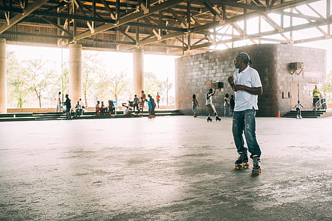 corró, patinatge, tripulació., anacostia, diversitat, Estats Units, Washington, Washington dc, patinatge sobre rodes, Parc Nacional, arquitectura, persones reals, longitud completa, grup de persones, estructura construïda, dia, estils de vida, dones, a l'interior, gent, roba casual, adult, homes, activitat d'oci, vista del darrere, de peu, persones incidentals, llum solar, columna arquitectònica, adolescent, 2K, CC0, domini públic, lliure de regalies
