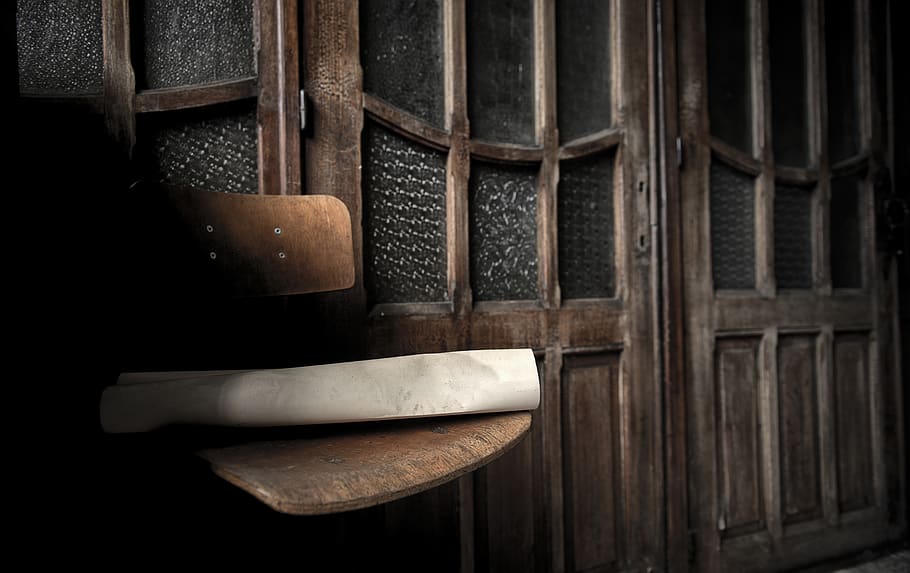 Bèlgica, material de fusta, a l'interior, arquitectura, cap gent, edifici, vell, càstig, marró, presó, celler, entrada, porta, fosc, antiguitat, primer pla, estructura construïda, estil retro, història, metall, 5K