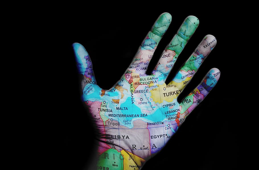 mondo, viaggio, carta geografica, design, mano, parte del corpo umano, mano umana, in casa, parte del corpo, girato in studio, sfondo nero, una persona, dito umano, dito, avvicinamento, direzione, persone reali, testo, sceneggiatura occidentale, palma, persona irriconoscibile, arto umano, 1080P