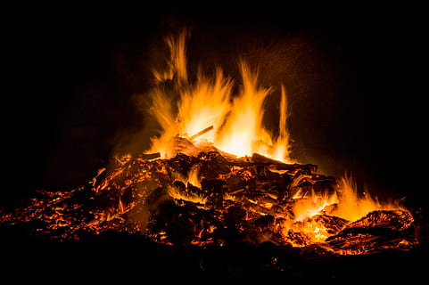 bål, brænding, mørk, påske, ild, varme, nat, paasvuur, tradition, varme - temperatur, brand - naturligt fænomen, flamme, natur, glødende, træ, bevægelse, ingen mennesker, træ - materiale, log, orange farve, gul, Brænde, advarselsskilt, udendørs, skilt, lejrbål, helvede, 5K, CC0, offentligt domæne, royaltyfrie