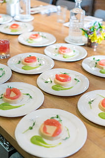 piatto di pomelo, tavolo, cibo e bevande, piatto, cibo, in casa, pronto a mangiare, freschezza, nessuno, vista dall'alto, avvicinamento, mangiare sano, verdura, natura morta, benessere, porzioni, concentrarsi sulle conoscenze acquisite, messa a fuoco selettiva, pasto, uovo, legno - materiale, erba, prima colazione, contorno, tentazione, cena, vasellame, 8K, CC0, dominio pubblico, privo di copyright