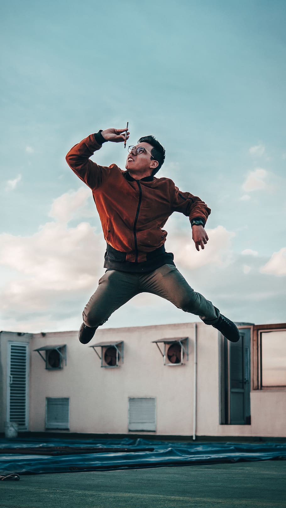 home, saltar, celebració, bolígraf, humà, persona, activitats de lleure, pose de ball, roba, dit, esport, monopatí, esports, aventura, dansa, puntades, sòls, a l'aire lliure, màniga, planta, gerro, jar, ceràmica, cel, una persona, longitud completa, persones reals, núvol - cel, estils de vida, arquitectura, activitat d'oci, adult jove, roba casual, estructura construïda, exterior de l'edifici, naturalesa, dia, vista frontal, moviment, homes, home jove, vitalitat, braç humà, braços aixecats, 5K