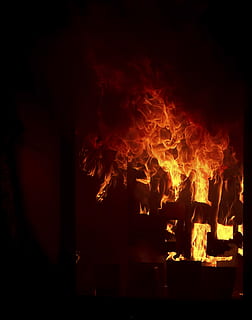 loderndes Feuer, Feuer, Flamme, Holz, Verbrennung, in Brand geraten, Notfall, Achtung, schwarz, Rauch, rot, Gebäude, Feuerstelle, Kamin, Feuerwehrmänner, Hitze - Temperatur, Feuer - natürliches Phänomen, Nacht-, keine Leute, Natur, orange Farbe, Bewegung, Zeichen, Log, glühend, Kommunikation, Brennholz, Bewegungsunschärfe, draußen, Umgebung, Inferno, 4K, CC0, gemeinfrei, lizenzfrei