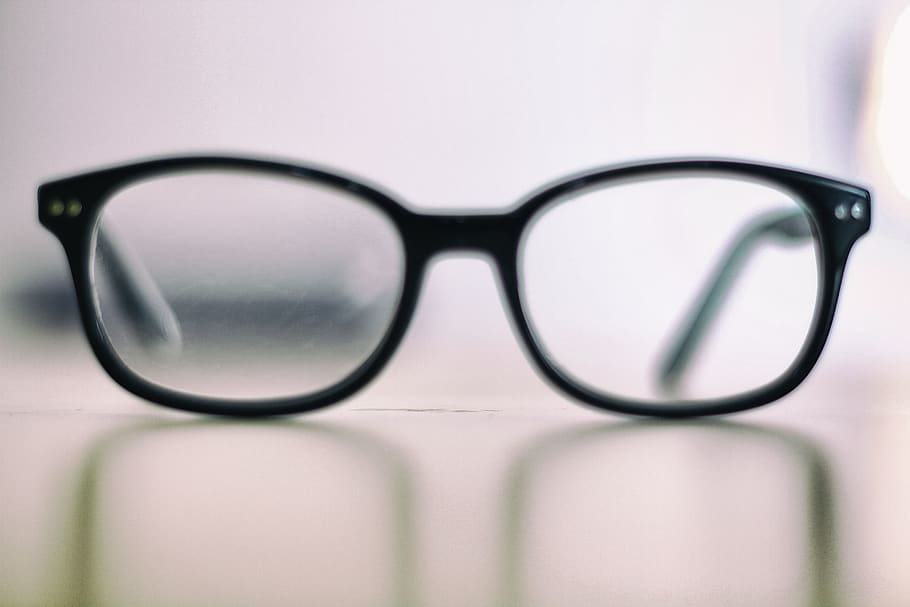 Brille, Vision, Sehvermögen, Nahansicht, drinnen, keine Leute, Studioaufnahme, transparent, Glas - Material, einzelnes Objekt, Stillleben, Fokus auf den Vordergrund, Einfachheit, weißer Hintergrund, Bildung, schwarze Farbe, lesen, Schatten, Aktivität, Brillen, persönliches Accessoire, 5K