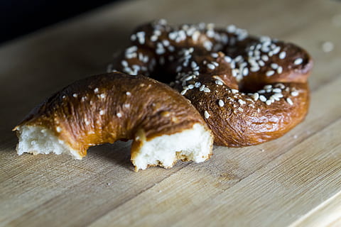 pečené koblihy, jídlo, Ryba, zvíře, chléb, sušenka, preclík, rohlík, fotografování potravin, drdol, bagel, koření, sezam, kulinářské, cukr, ovoce, malina, rostlina, těsto, pudink, těstoviny, jídlo a pití, detail, nikdo, uvnitř, svěžest, stůl, dřevo - materiál, francouzské jídlo, selektivní zaměření, pečený, stálý život, připraven jíst, zaměřit se na popředí, sladký, sladké jídlo, snídaně, požitek, pečené pečivo, Svačina, pokušení, 5K, CC0, veřejná doména, bez autorských práv