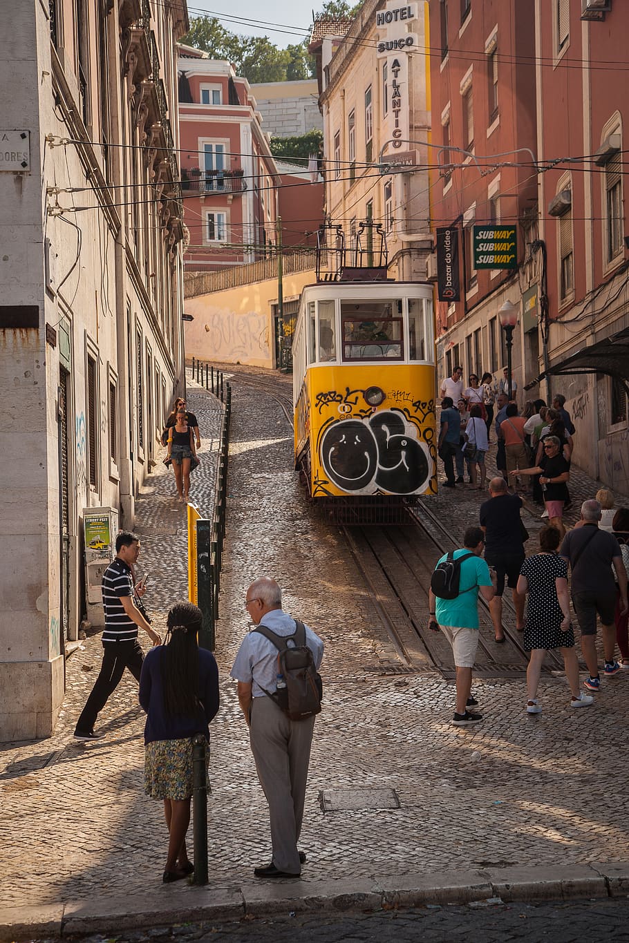 çocuk arabası treni, geçen, ev, insan, kişi, taşımacılık, Portekiz, Lizbon, tren yolu, Demiryolu, araç, teleferik, tramvay, yaya, tren, ayakkabı, Giyim, giysi, otobüs, dış yapı, mimari, yapılı yapı, Kent, erkekler, gerçek insanlar, ulaşım modu, sokak, dikiz, gün, kara taşıtı, bir grup insan, yaşam, insanlar, tesadüfi insanlar, yetişkin, şehir hayatı, iletişim, grup, açık havada, 5K