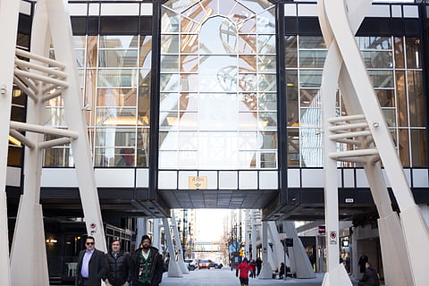 form, job, fedt nok, afspejling, vindue, glas, levende, udendørs, design, arkitektur, downtown, Calgary, Canada, kultur, arbejde, arbejder, liv, person, metropoli, metro, gruppe af mennesker, bygget struktur, rigtige mennesker, by, herrer, bygning udvendig, glas - materiale, stor gruppe mennesker, Kvinder, menneskemængde, byliv, livsstil, dag, voksen, moderne, bygning, fritidsaktivitet, forbrugerisme, 5K, CC0, offentligt domæne, royaltyfrie