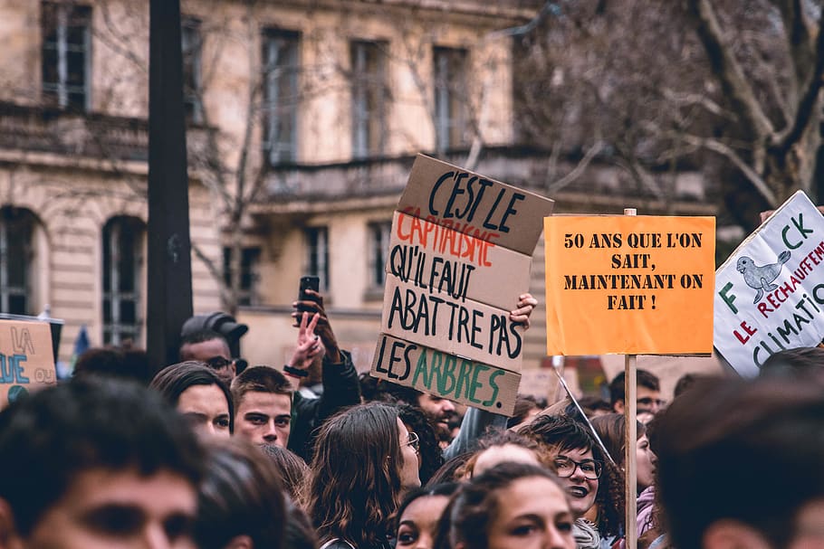 lidé, protestoval, ohledně, klimatická změna, člověk, osoba, protest, průvod, dav, sluneční brýle, doplněk, Příslušenství, text, protesty, mládí, brýle, prapor, student, advokát, publikum, bdění, vlasy, architektura, skupina lidí, exteriér budovy, velká skupina lidí, město, skutečných lidí, demonstrant, stavba, sdělení, selektivní zaměření, ženy, dospělý, ulice, venku, hospodářství, muži, agrese, zpráva, 5K