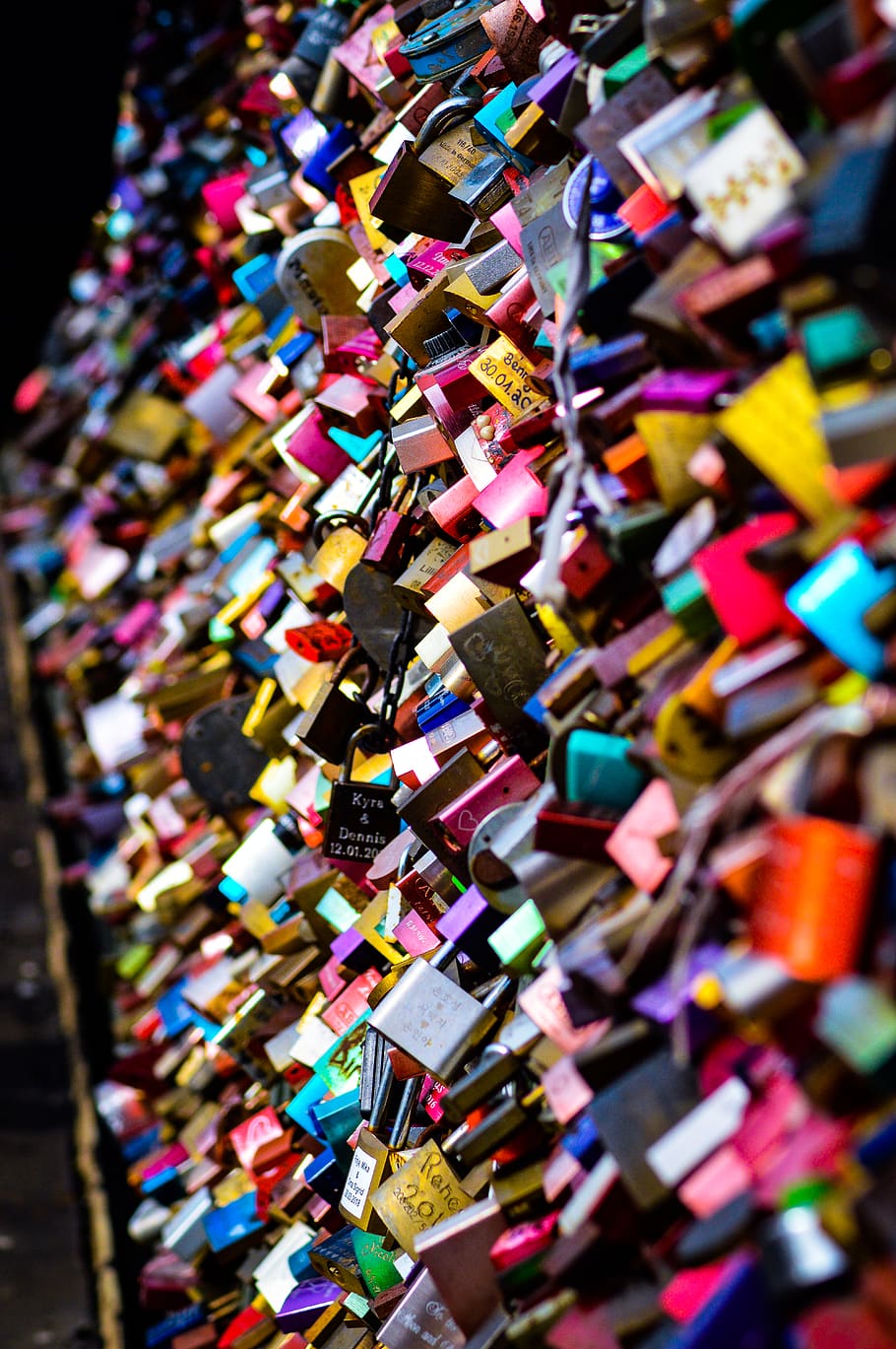 lacăte cu hârtie, multi colorate, lacăt, grup mare de obiecte, Siguranță, blocare, abundenţă, Securitate, dragoste, protecţie, emoție pozitivă, selectiv, nici o persoana, emoţie, dragoste blocare, balustradă, alegere, a închide, variație, metal, agăţat, în aer liber, 5K