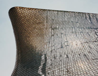 geschwungenes Gebäude, keine Leute, Muster, Himmel, Nahansicht, Tag, Natur, Zaun, Metall, texturiert, Maschendraht, Schutz, Fokus auf den Vordergrund, Grenze, draußen, Sicherheit, Draht, Barriere, klarer Himmel, Wasser, silberfarben, 2K, CC0, gemeinfrei, lizenzfrei