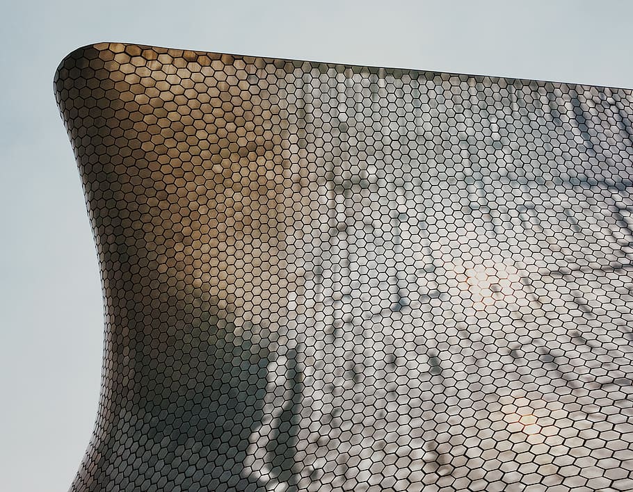 edificio curvo, nessuno, modello, cielo, avvicinamento, giorno, natura, recinto, metallo, strutturato, rete metallica, protezione, concentrarsi sulle conoscenze acquisite, confine, all'aperto, sicurezza, filo, barriera, cielo sereno, acqua, color argento, 2K
