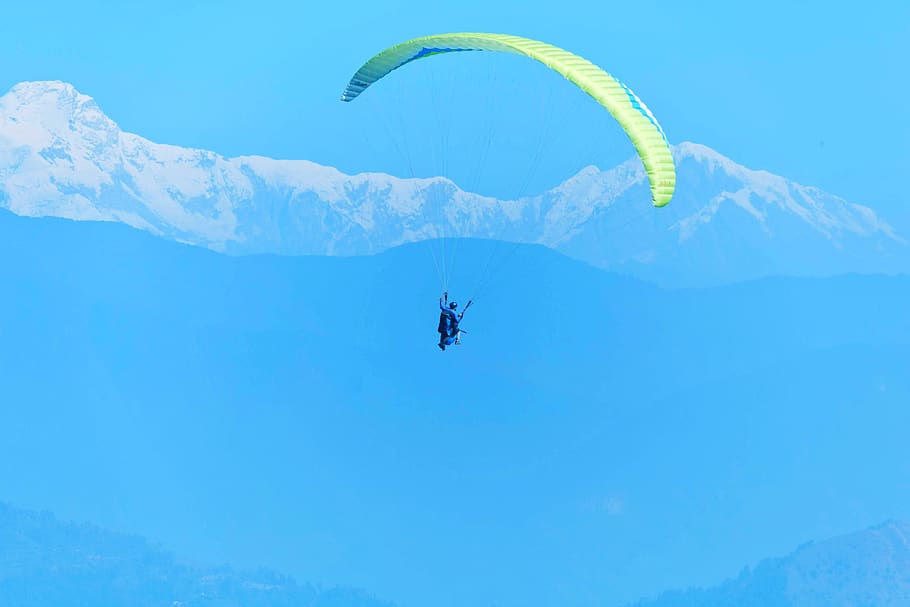paracaigudes verdes, activitats de lleure, aventura, lliscament, vehicle, transport, helicòpter, avions, nepal, pokhara, blau, paracaigudes, volant, esport, cel, muntanya, parapent, annapurna, himalaya, circ, carta, Esports extrems, a l'aire, persona irreconeixible, activitat d'oci, naturalesa, dia, bellesa a la natura, alegria, joia, persones reals, escenics - natura, llibertat, a l'aire lliure, 4K
