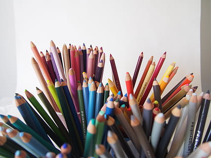 farve, arbejde, kontor, studie, tegning, landskaber, blyanter, kunst, stor gruppe af objekter, multi farvet, blyant, indendørs, tæt på, valg, overflod, variation, stilleben, Kunst og håndværk, ingen mennesker, skriveinstrument, selektiv fokusering, kreativitet, farveblyant, høj vinkel visning, hvid baggrund, studio skud, uddannelse, kollektion, kunst og håndværk udstyr, 4K, CC0, offentligt domæne, royaltyfrie