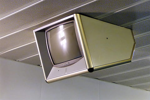 kirkeskibet, televisore, indendørs, lav vinkel visning, belysningsudstyr, loft, ingen mennesker, teknologi, metal, bygget struktur, tæt på, arkitektur, murbygningsfunktion, moderne, belyst, mønster, stilleben, sølvfarvet, glas - materiale, udstyr, form, direkte under, 4K, CC0, offentligt domæne, royaltyfrie