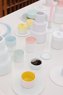 tazas en la mesa, porcelana, Art º, cerámica, platillo, comida, plato, vaso, cuenco, taza de café, mueble, mesa, el plastico, recipiente de pintura, yogur, postre, lentes de contacto, botella, criba vibradora, cuchillería, nadie, comida y bebida, adentro, vista de alto ángulo, naturaleza muerta, de cerca, el color blanco, beber, centrarse en primer plano, envase, arreglo, variación, elección, producto lácteo, multi color, huevo, vajilla, desayuno, 2K, CC0, dominio público, libre de derechos