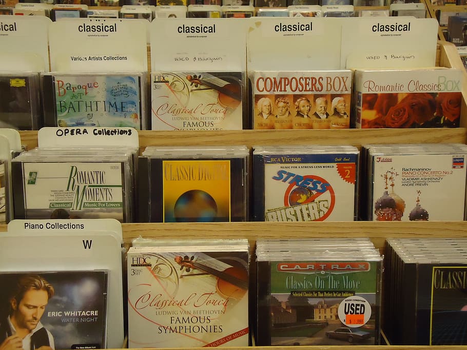cd, botiga, pantalla, prestatge, prestatges, discs, clàssic, signe, comprar, venda, elecció, comunicació, variació, a la venda, a l'interior, cap gent, col · lecció, contenidor, text, guió, arranjament, script no occidental, negocis, natura morta, guió occidental, primer pla, caixa-contenidor, gran grup d'objectes, Caixa, venda al detall, 2K