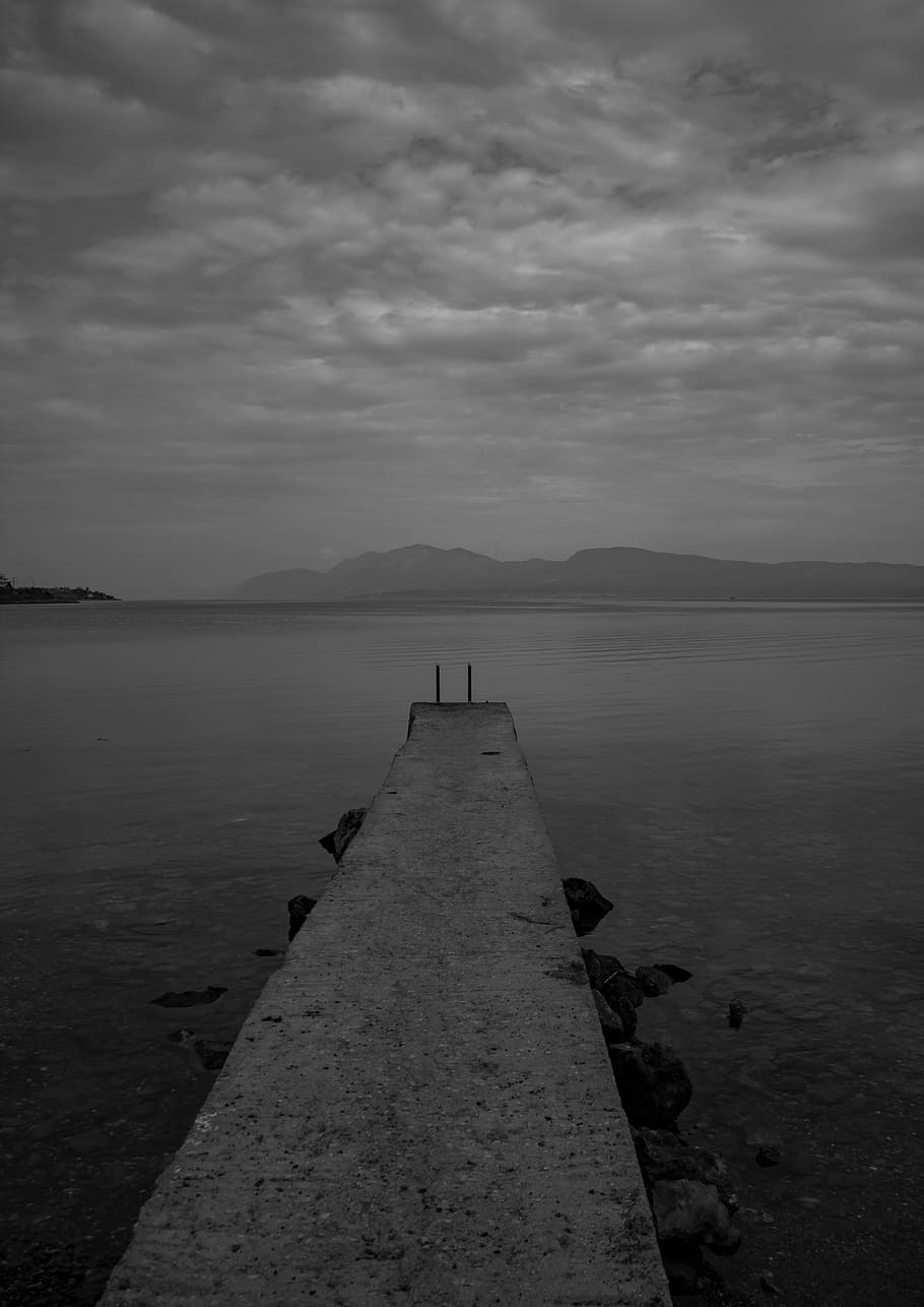Grècia, chalcis, resistent, onada, vora de l'aigua, aigua, transport, paisatge urbà, ciutat, llum solar, estiu, mar, rovellat, rock - object, moll, fotografia, núvol, a l'aire lliure, passat de moda, vell, cel, núvol - cel, direcció, escenics - natura, el camí a seguir, naturalesa, tranquil·litat, bellesa a la natura, escena tranquil·la, dia, llac, perspectiva decreixent, escena no urbana, cap gent, llarg, 4K