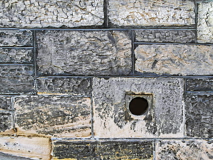 sentiero, passerella, parete, mattone, buco, muro di pietra, marciapiede, pietra da lastrico, ciottolo, ardesia, roccia, calcestruzzo, macerie, calcare, prigione, drenare, olandese, archeologia, super mario, struttura costruita, architettura, nessuno, giorno, caratteristica della parete, forma, intemperie, forma geometrica, esterno dell'edificio, strutturato, vecchio, all'aperto, cerchio, liquame, fotogramma intero, finestra, sfondi, acqua corrente, 2K, CC0, dominio pubblico, privo di copyright