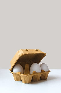 Tres, blanco, huevos, dentro, bandeja, foto de estudio, comida, comida y bebida, adentro, naturaleza muerta, frescura, copia espacio, Fondo blanco, huevo, nadie, separar, de cerca, marrón, roto, comida dulce, chocolate, indulgencia, bienestar, caja, dulce, tentación, bocadillo, 4K, CC0, dominio público, libre de derechos