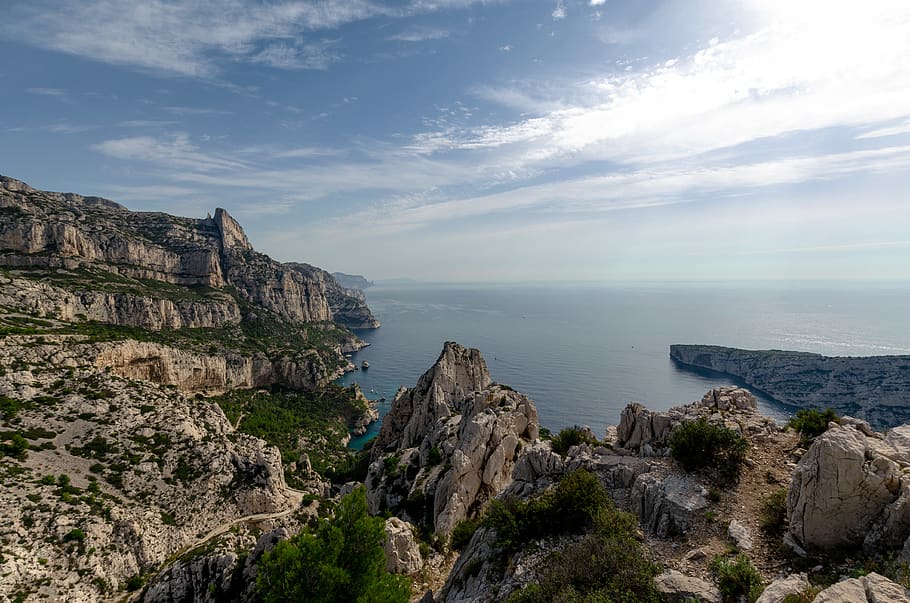 gris, penya-segat, oceà, naturalesa, promontori, a l'aire lliure, mar, línia de costa, aigua, terra, muntanya, paisatge, senderisme, Costa, salvatge, viatjar, parc nacional francès, riviera francesa, calanques, marseilles, al sud de França, cel, rock, núvol - cel, bellesa a la natura, escenics - natura, sòlid, rock - object, formació de roca, escena tranquil·la, tranquil·litat, dia, cap gent, escena no urbana, formació, erosionat, 4K
