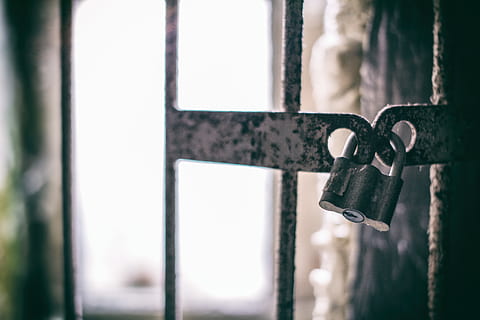 Vorhängeschloss, Fensterstangen, Riegel, geschlossen, Fenster, Kein Einlass, verschlossen, Fokus auf den Vordergrund, Metall, Nahansicht, Sicherheit, keine Leute, sperren, hängend, Schutz, draußen, Tag, Glauben, alt, selektiver Fokus, Glas - Material, Detail, 5K, CC0, gemeinfrei, lizenzfrei