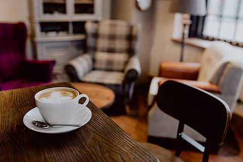 tasse, café, table, intérieur, technologie, La technologie, travail, cappuccino, restaurant, en retard, à l'intérieur, boisson, Nourriture et boisson, café - boisson, rafraîchissement, tasse à café, agresser, vaisselle, chaise, boisson chaude, meubles, personne, chambre domestique, se concentrer sur le premier plan, nature morte, siège, soucoupe, latté, verre, table basse, 5K, CC0, domaine public, libre de droits