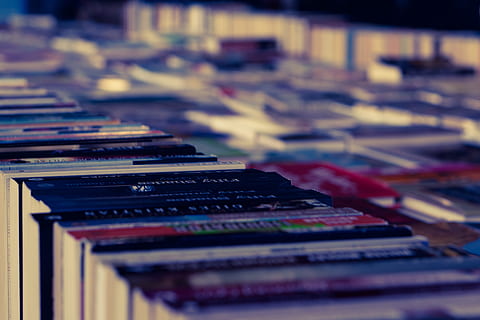 knih, libros, knihovna, selektivní zaměření, hudba, v řadě, nikdo, umělecká kultura a zábava, hudební nástroj, detail, uvnitř, zaměřit se na popředí, hudební vybavení, technologie, zařízení, den, klavír, stálý život, vícebarevné, velká skupina objektů, audio zařízení, výběr, 5K, CC0, veřejná doména, bez autorských práv