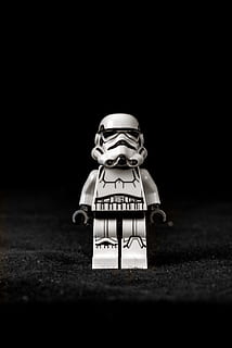 stormtrooper minifig, jouet, figure lego, blanc, miniature, Stormtrooper, orage, guerres des étoiles, costume, figurine lego, Vêtements, casque, figurine, robot, Chevalier, silhouette, étiquette, texte, pirate, homme chauve-souris, nuit, personne, nature morte, mise au point sélective, espace de copie, objet unique, la créativité, la nature, à l'intérieur, foncé, illuminé, herbe, fermer, petite voiture, art et Artisanat, amusement, 5K, CC0, domaine public, libre de droits