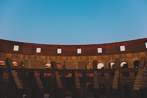 šedá betonová budova, amfiteátr, architektura, budova, beton, denní světlo, památník, otevřeno, venku, sochařství, stadión, divadlo, cestovat, stavba, exteriér budovy, nebe, čisté nebe, kopie prostor, Příroda, den, nízký úhel pohledu, modrý, zeď, nikdo, destinace, slunečního světla, zábradlí, cestovní ruch, Dějiny, oblouk, architektonický sloup, 5K, CC0, veřejná doména, bez autorských práv