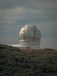 grigio, costruzione della cupola, campo d'erba, nuvole, luce del giorno, ambiente, erba, paesaggio, natura, cielo, nuvola - cielo, struttura costruita, architettura, esterno dell'edificio, nessuno, giorno, all'aperto, ricerca, tecnologia, terra, bellezza nella natura, spazio, viaggio, serbatoio di stoccaggio, formazione scolastica, 4K, CC0, dominio pubblico, privo di copyright