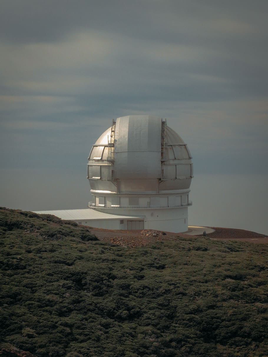 grigio, costruzione della cupola, campo d'erba, nuvole, luce del giorno, ambiente, erba, paesaggio, natura, cielo, nuvola - cielo, struttura costruita, architettura, esterno dell'edificio, nessuno, giorno, all'aperto, ricerca, tecnologia, terra, bellezza nella natura, spazio, viaggio, serbatoio di stoccaggio, formazione scolastica, 4K