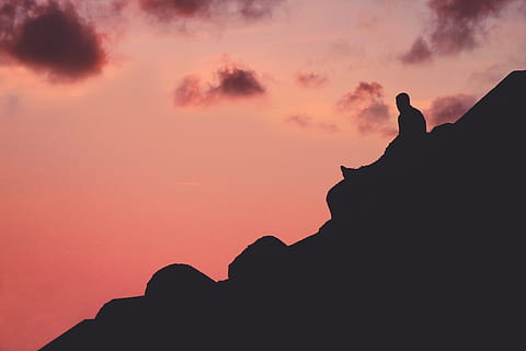 산, 어두운, 하늘, 구름, 일몰, 사람들, 좌석, 혼자, 남자, 실루엣, 자연의 아름다움, 록, 바위 - 물체, 구름 - 하늘, 자연, 고체, 주황색, 진짜 사람들, 레져 활동, 고요한 장면, 경치 - 자연, 평온, 라이프 스타일, 옥외, 산 정상, 5K