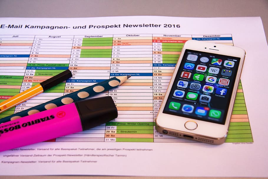 otočil, iPhone 5, prospekt newsletter 2016, řízení, data, lavice, diagram, pero, i-telefon, marker, měsíců, zpravodaj, kancelář, tužka, plán, plánovač, plánování, připomenutí, obrazovka, chytrý telefon, sdělení, stálý život, uvnitř, vícebarevné, rezervovat, vydání, papír, stůl, vysoký úhel pohledu, nikdo, vzdělání, detail, výběr, psaní, text, dokument, přenosné informační zařízení, číslo, západní skript, 4K