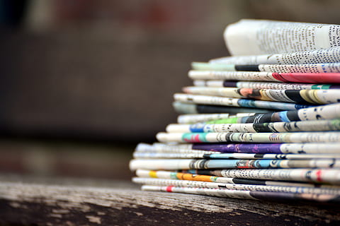 sanomalehdet, paperipino, Lehdistö, tiedot, kahvikuppi, lukea, tauko, uutiset, rentoutua, aikaa, lukea sanomalehteä, koulutus, tuntemus, pino, vaihtelu, suuri joukko esineitä, monivärinen, valinta, ei ihmisiä, pöytä, lähikuva, valikoiva tarkennus, keskittyä etualalle, yltäkylläisyys, tekstiili, puu - materiaali, sisällä, kokoelma, jälleenmyynti, taitettu, liiketoiminta, myymälä, päivä, 5K, CC0, public domain, rojaltivapaa