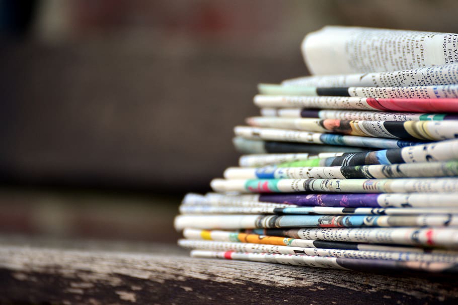 diaris, pila de paper, premeu, informació, tassa de cafè, llegir, trencar, Notícies, relaxa't, temps per passar, llegir periòdic, educació, coneixement, pila, variació, gran grup d'objectes, multicolor, elecció, cap gent, taula, primer pla, enfocament selectiu, centrar-se en primer pla, abundància, tèxtil, material de fusta, a l'interior, col · lecció, venda al detall, plegat, negocis, botiga, dia, 5K