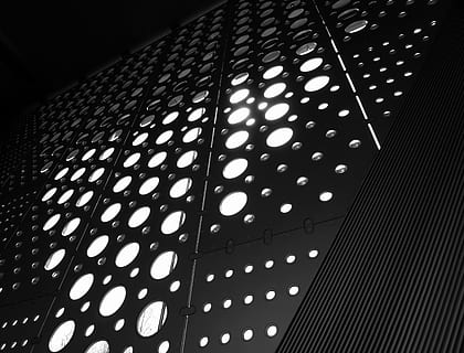 textura, il·luminació, ordinador, maquinari, teclat, electrònica, teclat d’ordinador, maquinari de l'ordinador, llum, blanc, forat, arquitectura, patró, modern, cercles, vertical, interior, negre, paret, geometria, vista d’angle baix, estructura construïda, il·luminat, a l'interior, sostre, cap gent, equips d’il·luminació, disseny, nit, forma geomètrica, brillant, edifici, forma, repetició, característica arquitectònica, resum, electricitat, arquitectura i art, vida nocturna, 4K, CC0, domini públic, lliure de regalies