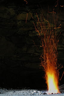 fuoco, fiamma, falò, fucina, luce, all'aperto, natura, cristallo, focolare, sedia, mobilia, vita notturna, parete, strumento musicale, violoncello, sbucciare, silhouette, montagna, vulcano, lava, ardente, fuoco - fenomeno naturale, calore - temperatura, notte, movimento, raggiante, nessuno, colore arancione, buio, legna da ardere, terra, ceppo, fuoco di bivacco, lunga esposizione, legna, 2K, CC0, dominio pubblico, privo di copyright
