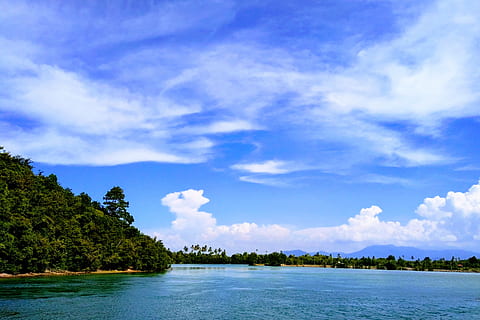 hav, blå, himmel, vit, moln, strand, dagsljus, landskap, bergen, natur, sand, naturskön, marinmålning, havsstrand, träd, vatten, moln - himmel, skönhet i naturen, scenics - natur, lugn, växt, lugn plats, dag, idyllisk, landa, inget folk, icke-urbana scenen, grön färg, utomhus, syn på marken, turkosfärgad, 4K, CC0, offentligt domän, royaltyfria