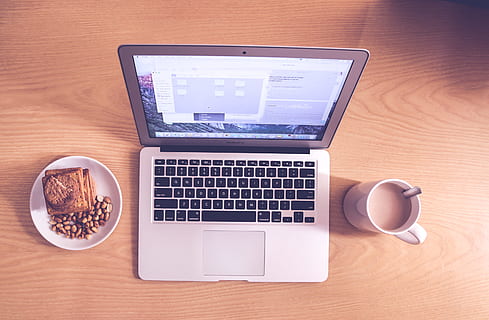 oficina, trabajo, escritorio, mesa, ordenador portátil, computadora, tecnología, macbook, manzana, electrónica, plato, galletas, galleta, maní, comida, café, vaso, desayuno, negocio, tecnología inalámbrica, comunicación, conexión, beber, comida y bebida, mueble, equipo de computadora, dispositivo de información portátil, directamente arriba, adentro, teclado, nadie, material de madera, 2K, CC0, dominio público, libre de derechos