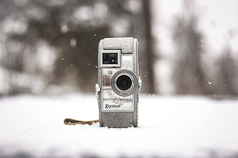 grå kamera, kamera, elektronik, sne, digitalt kamera, vinter, udendørs, natur, oldie, snefald, skarp, historie, årgang, slutsten, gammel, video kamera, is, strop, webcam, ruiner, kameralinsen, kold temperatur, fotografering temaer, teknologi, kamera - fotografisk udstyr, fokus på forgrunden, ingen mennesker, sner, dag, fotografisk udstyr, tæt på, meddelelse, tekst, selektiv fokusering, Mark, 5K, CC0, offentligt domæne, royaltyfrie