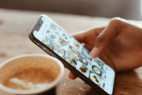 persona che utilizza smartphone, una persona, in casa, parte del corpo umano, avvicinamento, messa a fuoco selettiva, cibo e bevande, mano umana, mano, detenzione, caffè, tecnologia, tavolo, tazza di caffè, concentrarsi sulle conoscenze acquisite, caffè - bevanda, adulto, parte del corpo, tazza, bere, vasellame, prima colazione, 2K, CC0, dominio pubblico, privo di copyright