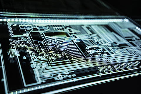 blauwgroen led-paneel, elektronica, hardware, elektronische chip, computer hardware, processor, computer, tonen, monitor, scherm, laptop, pc, veiligheid, groen, server, plan, plot, diagram, naaf, geld, router, technologie, computerchip, elektronische industrie, industrie, printplaat, verbinding, geen mensen, communicatie, internet, detailopname, computerapparatuur, moederbord, computer deel, patroon, ingewikkeldheid, gegevens, ontwerp, uitrusting, computer netwerk, zwarte achtergrond, elektrische apparatuur, elektrische component, 5K, CC0, publiek domein, royaltyvrij