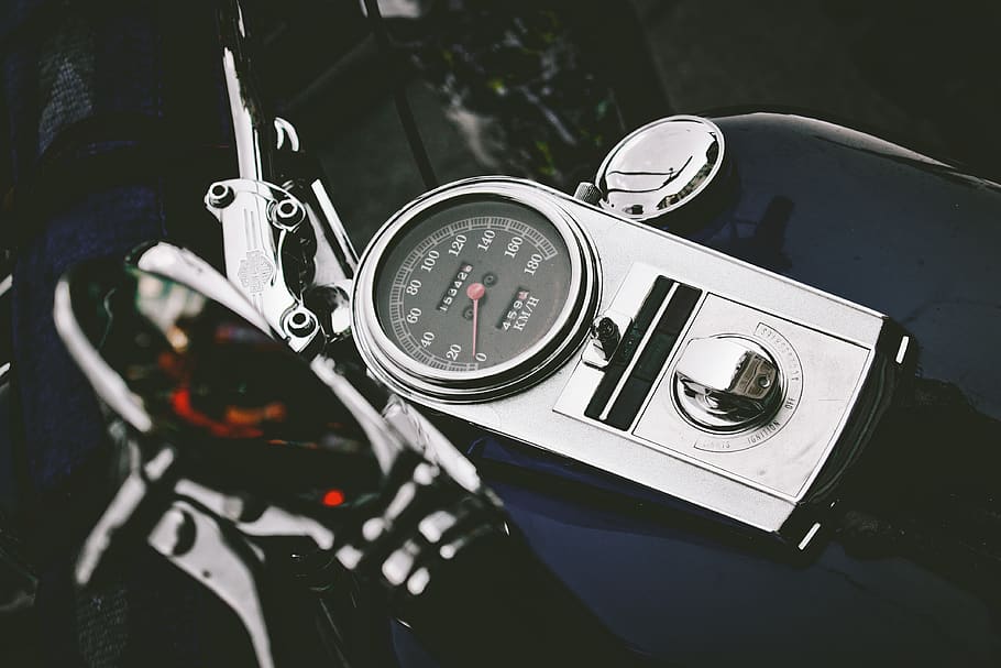 blanc, negre, analògic, veure, chopper, crom, primer pla, disseny, focus, Harley Davidson, màquina, metàl·lic, modern, moto, velocímetre, sistema de transport, cap gent, tecnologia, manera de transport, metall, transport, vista d’angle alt, vehicle terrestre, dia, instrument de mesura, centrar-se en primer pla, enfocament selectiu, a l'aire lliure, calibre, natura morta, part de la màquina, maquinària, 4K
