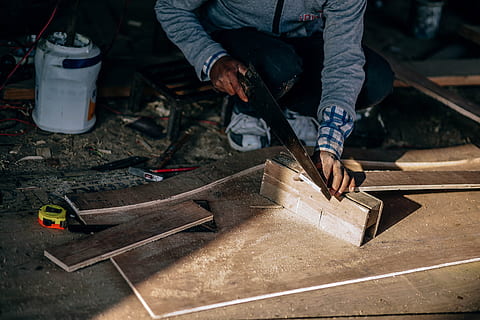 tăierea lemnului, ocupaţie, lucru, o persoana, oameni adevărați, instrument de lucru, calificare, bărbați, deținere, atelier, în interior, lemn - material, echipament, să se concentreze asupra primelor elemente, secțiune joasă, industrie, zi, precizie, adult, Banc de lucru, scântei, fierastrau, 5K, CC0, domeniu public, fără drepturi de autor