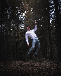 uomo tra gli alberi, persona, umano, persone, all'aperto, terra, flora, albero, pianta, natura, vegetazione, foresta, attività ricreative, giovani uomini, lunghezza intera, giovane adulto, stili di vita, una persona, abbigliamento casual, attività di svago, persone reali, mezz'aria, giorno, salto, campo, movimento, bosco, braccio umano, 5K, CC0, dominio pubblico, privo di copyright