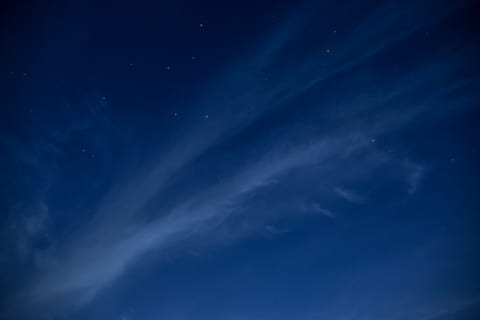 natur, himmel, skyer, natt, konstellasjoner, stjerner, blå, hvit, sky - himmel, stjerners - plass, rom, ingen folk, bakgrunn, skjønnhet i naturen, naturskjønnhet - natur, astronomi, dramatisk himmel, atmosfære, ro, mørk, lav vinkel visning, rolig scene, pistrete, mørke blå, 2K, CC0, offentlig domene, opphavsrett gratis