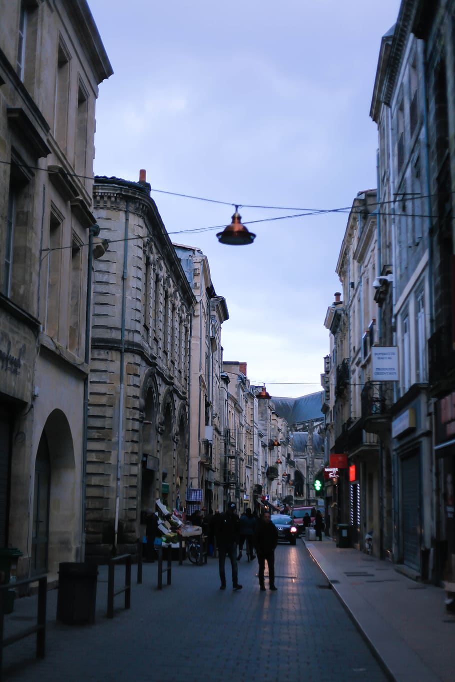 persona, umano, pedone, sentiero, passerella, mezzi di trasporto, veicolo, marciapiede, architettura, costruzione, automobile, auto, bordò, notte, strada, città, bordeaux ma ville, Francia, Torre, esterno dell'edificio, struttura costruita, gruppo di persone, cielo, persone reali, uomini, vita di città, donne, stili di vita, giorno, a piedi, persone, natura, adulto, attività di svago, persone accessorie, via della città, all'aperto, 5K