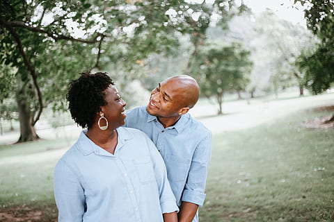 cupê sorrindo, afeição, casal, luz do dia, expressão facial, grama, homem, ao ar livre, parque, pessoas, sessão de fotos, sorridente, juntos, vestem, mulher, duas pessoas, homens, amor, União, machos, pessoas reais, adulto maduro, adulto, estilos de vida, dia, de pé, roupa casual, atividade de lazer, emoção, focar em primeiro plano, árvore, adulto sênior, homens maduros, emoção positiva, par - relacionamento, 5K, CC0, domínio público, royalty free