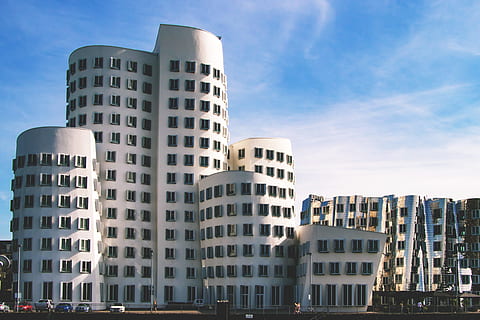 budynki Dusseldorfu, architektura, na zewnątrz budynku, Miasto, zbudowana struktura, budynek, niebo, dzielnica mieszkaniowa, budynek biurowy na zewnątrz, wieżowiec, apartament, Natura, życie w mieście, żadnych ludzi, cele podróży, dzień, okno, na dworze, gabinet, niski kąt widzenia, opieka zdrowotna i medycyna, nowoczesny, pejzaż miejski, 4K, CC0, domena publiczna, darmowe zdjęcia