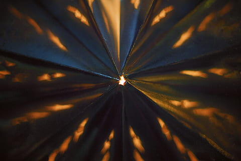 ornament, il·luminació, patró, foc, fractal, llum, cristall, porpra, metall, resum, foguera, flama, flamarada, dosser, paraigua, planta, full, art, triangle, làser, cap gent, il·luminat, naturalesa, fons, a l'aire lliure, marc complet, equips d’il·luminació, flare de la lent, nit, cel, ombra, transport, arquitectura, sol objecte, primer pla, moviment, directament a sota, 5K, CC0, domini públic, lliure de regalies
